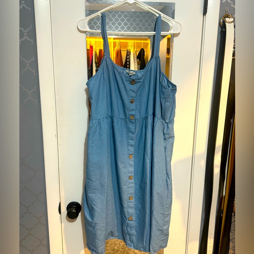 Chambray Denim Sundress – Light Wash Sleeveless Button‑Front (1X, One Button Mis
